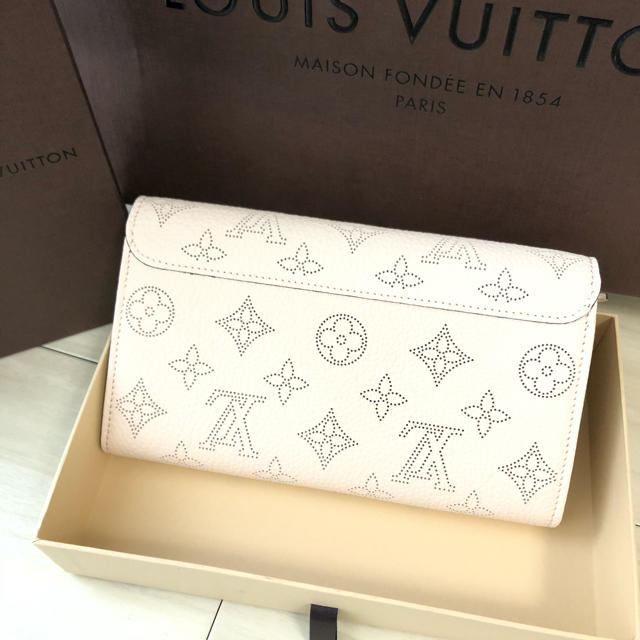 LOUIS VUITTON(ルイヴィトン)の新品未使用 正規品 モノグラム ポルトフォイユ・イリス マヒナ 長財布 レディースのファッション小物(財布)の商品写真