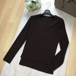 【美品】FOXEY フォクシー　小顔効果のある　Vライン　トップス　セーター(ニット/セーター)