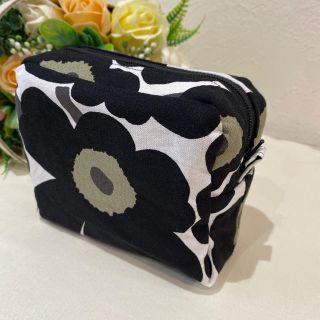 マリメッコ(marimekko)のマリメッコ ボックスポーチ モノトーン(ポーチ)