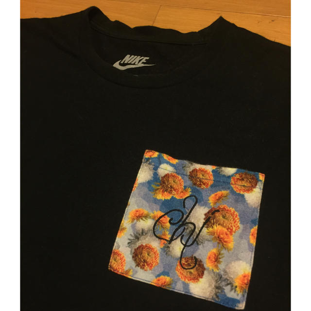 NIKE(ナイキ)のNIKE ♡ Tシャツ 花柄ポケット レディースのトップス(Tシャツ(半袖/袖なし))の商品写真
