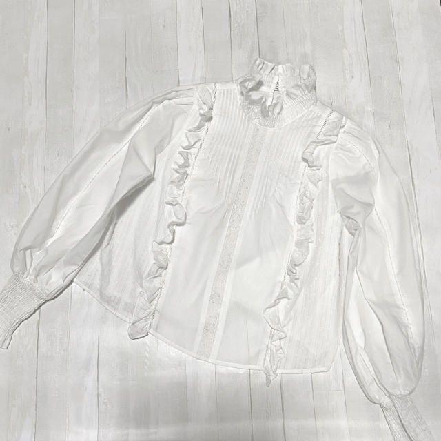 mi様専用　白　フリル ブラウス レディースのトップス(シャツ/ブラウス(長袖/七分))の商品写真