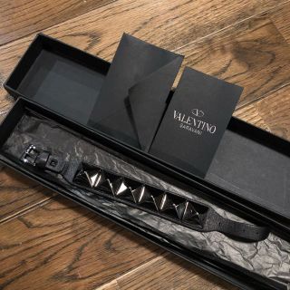 ヴァレンティノ(VALENTINO)のVALENTINO ヴァレンティノ　ブレスレット　バングル  スタッズ(ブレスレット/バングル)