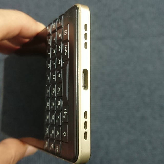 BlackBerry KEY2 LE BBE100-4 シャンパンゴールド