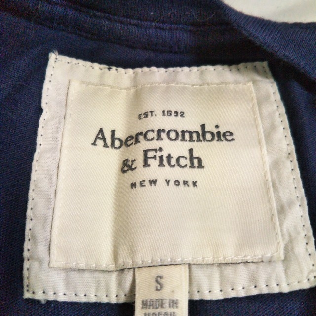 Abercrombie&Fitch(アバクロンビーアンドフィッチ)のアバクロンビ&フィッチ半袖Tシャツ　ダメージ加工 レディースのトップス(Tシャツ(半袖/袖なし))の商品写真