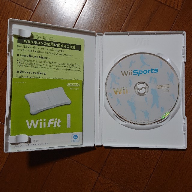 任天堂(ニンテンドウ)のWiiスポーツ  Wiiスポーツリゾートセット エンタメ/ホビーのゲームソフト/ゲーム機本体(家庭用ゲームソフト)の商品写真