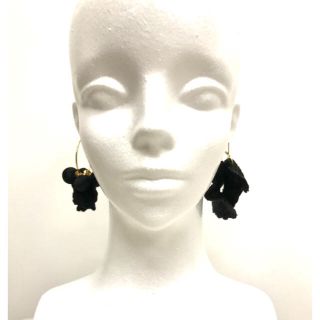 フローラルペタル刺繍とサテンドロップのフープピアス ブラックの通販