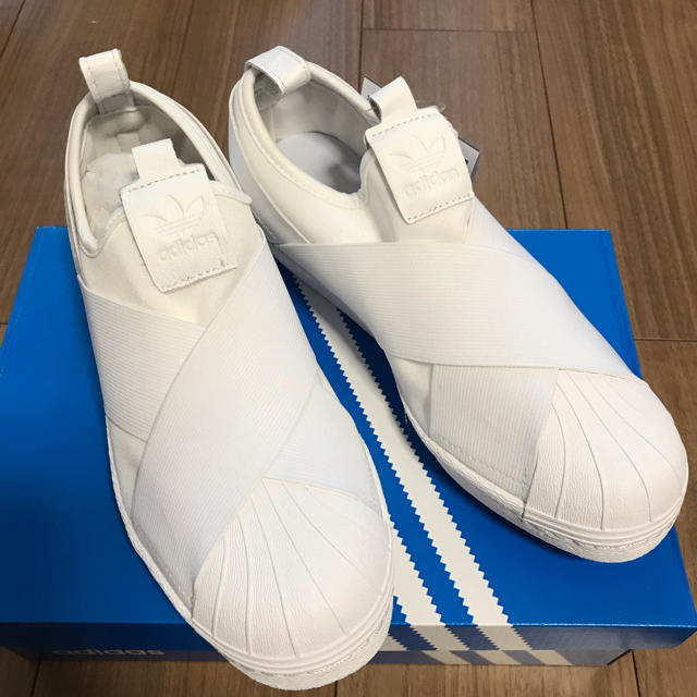 adidas(アディダス)のJJ様専用☆新品☆アディダス☆スリッポン☆ホワイト☆白 レディースの靴/シューズ(スニーカー)の商品写真