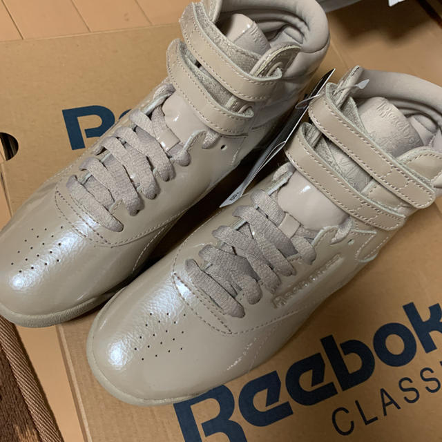 Reebok(リーボック)の新品24cm Reebok  リーボック フリースタイル ハイ PL エナメル レディースの靴/シューズ(スニーカー)の商品写真