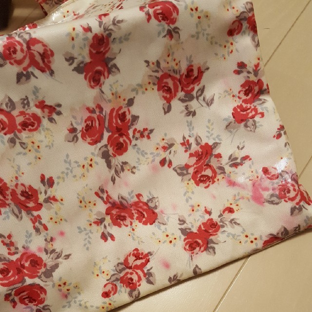 LAURA ASHLEY(ローラアシュレイ)の【最終価格】ローラアシュレイ　トートバッグ　バラ　薔薇　白系　赤系 レディースのバッグ(トートバッグ)の商品写真