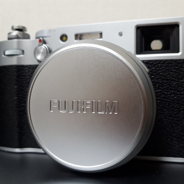 驚きの価格 富士フイルム - FUJIFILM X100V シルバー 美品 コンパクト