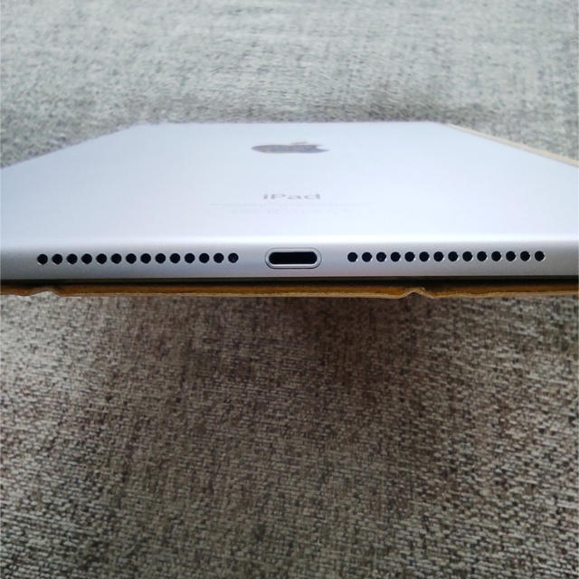 Apple(アップル)のiPad Air2 16ギガ　wifiモデル　本体＋純正スマートカバー スマホ/家電/カメラのPC/タブレット(タブレット)の商品写真