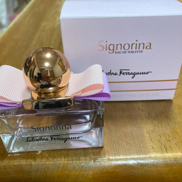Ferragamo(フェラガモ)のフェラガモ シニョリーナ ET 30ml コスメ/美容の香水(香水(女性用))の商品写真