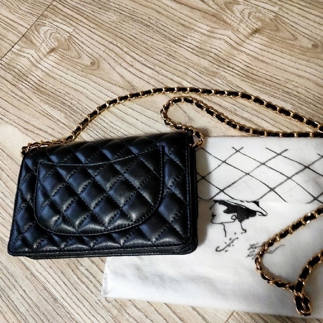 CHANEL(シャネル)のCHANEL ノベルティー ショルダー バック 本革 レディースのバッグ(ショルダーバッグ)の商品写真