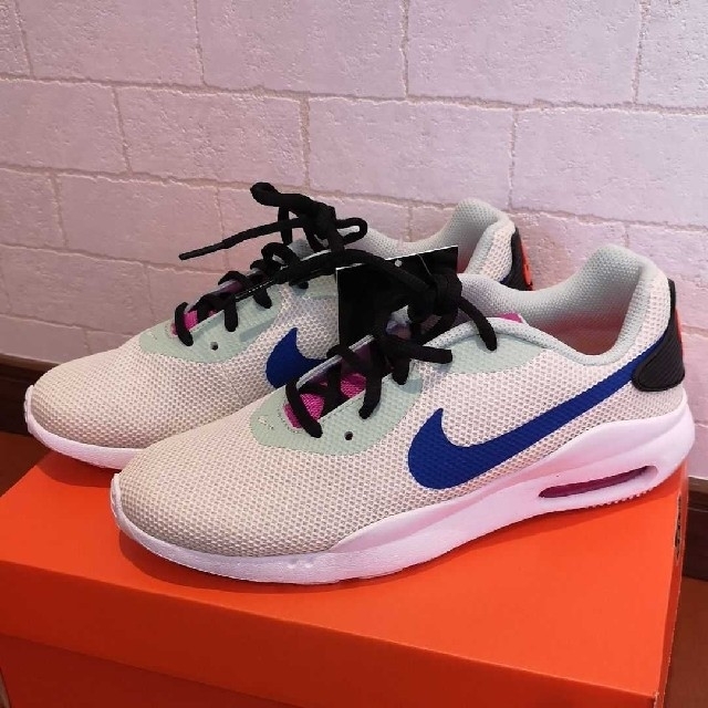 NIKE(ナイキ)の新品未使用　NIKE　　エアマックスオケト レディースの靴/シューズ(スニーカー)の商品写真