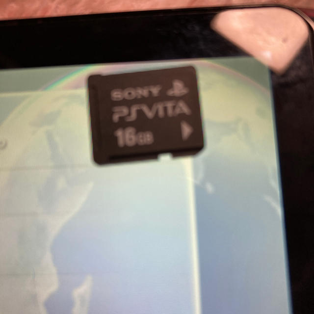 PlayStation Vita(プレイステーションヴィータ)のps visa.メモリー16GBつき エンタメ/ホビーのゲームソフト/ゲーム機本体(携帯用ゲーム機本体)の商品写真