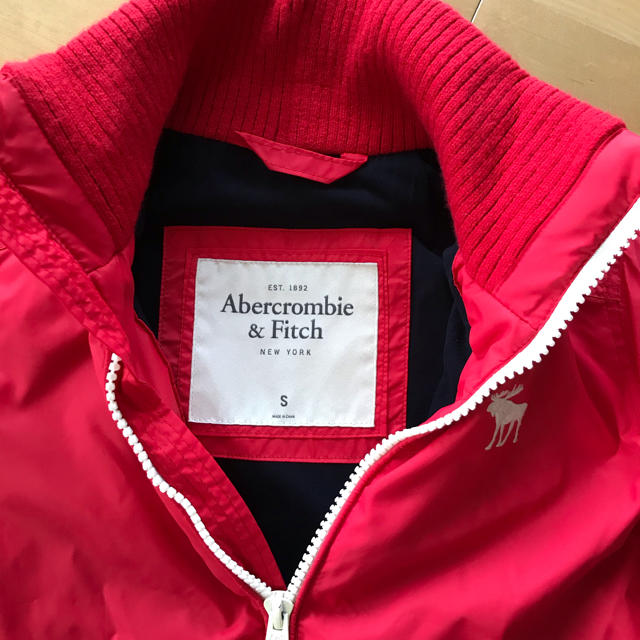 Abercrombie&Fitch(アバクロンビーアンドフィッチ)の値下げしました！アバクロ　ナイロンジャケット　サイズＳ メンズのジャケット/アウター(その他)の商品写真