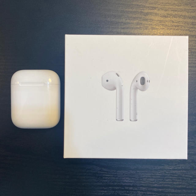 Apple(アップル)のAirPods 箱付き スマホ/家電/カメラのオーディオ機器(ヘッドフォン/イヤフォン)の商品写真