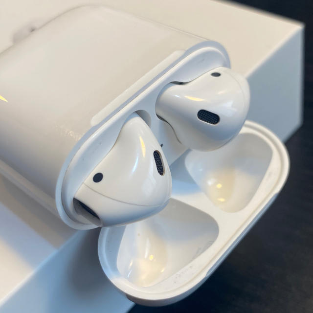 Apple(アップル)のAirPods 箱付き スマホ/家電/カメラのオーディオ機器(ヘッドフォン/イヤフォン)の商品写真