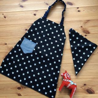 ハンドメイド 子供エプロン 120 〜 130サイズ 三角巾セット☆ 星柄　黒 (ファッション雑貨)