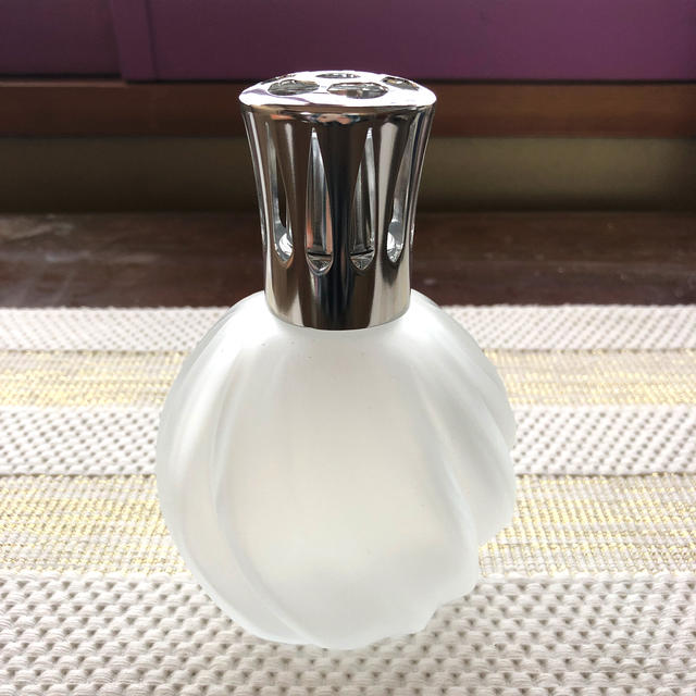 ランプベルジェ正規品　スイリガラスのラセン模様のランプとオイル2本セット コスメ/美容のリラクゼーション(アロマポット/アロマランプ/芳香器)の商品写真