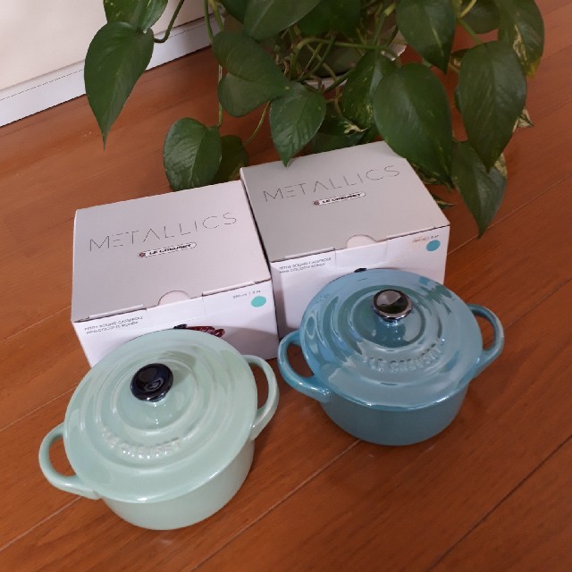 LE CREUSET(ルクルーゼ)の【新品】ル・クルーゼ　メタリックココット(10㎝)2個セット インテリア/住まい/日用品のキッチン/食器(食器)の商品写真