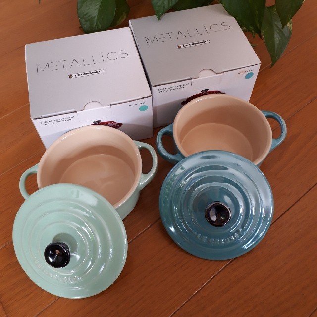 LE CREUSET(ルクルーゼ)の【新品】ル・クルーゼ　メタリックココット(10㎝)2個セット インテリア/住まい/日用品のキッチン/食器(食器)の商品写真