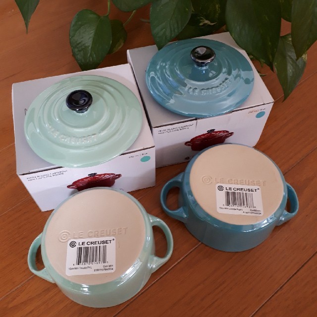 LE CREUSET(ルクルーゼ)の【新品】ル・クルーゼ　メタリックココット(10㎝)2個セット インテリア/住まい/日用品のキッチン/食器(食器)の商品写真