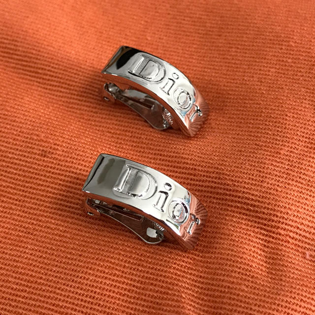 Dior(ディオール)のDior 未使用　シルバー　D68906 値下げ レディースのアクセサリー(イヤリング)の商品写真