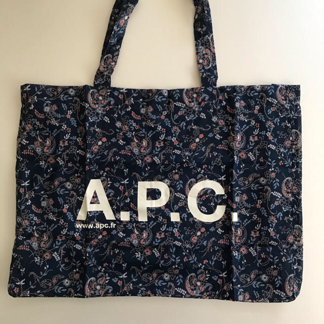 A.P.C(アーペーセー)の【サクラ様】A.P.C トートバッグ　リバティ×白ロゴ レディースのバッグ(トートバッグ)の商品写真