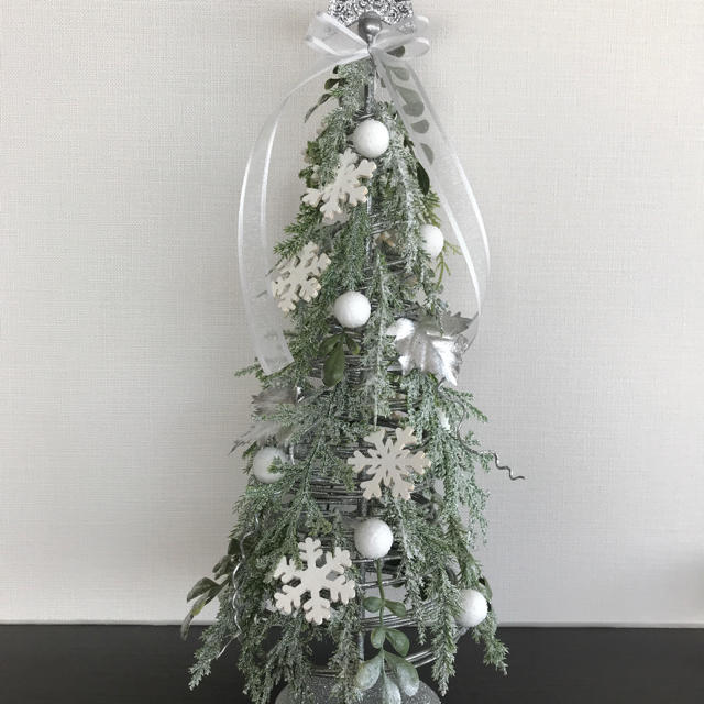 最終セールクリスマスツリー　シルバーホワイト ハンドメイドのインテリア/家具(インテリア雑貨)の商品写真