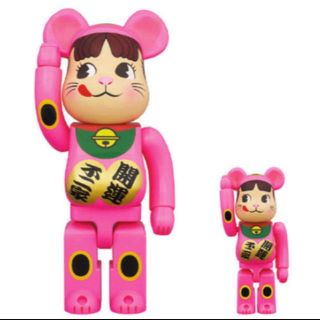 メディコムトイ(MEDICOM TOY)の不二家 BE@RBRICK 招き猫 ペコちゃん 蛍光ピンク100％ ＆ 400％(その他)