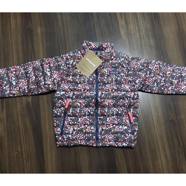 patagonia(パタゴニア)のパタゴニア  ダウンセーター　4T 新品未使用　FFNY キッズ/ベビー/マタニティのキッズ服女の子用(90cm~)(コート)の商品写真