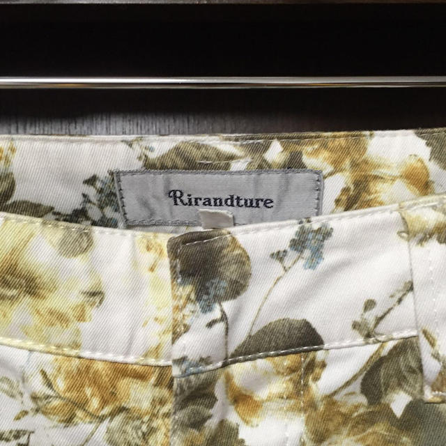 Rirandture(リランドチュール)のリランドチュール 花柄パンツ レディースのパンツ(カジュアルパンツ)の商品写真