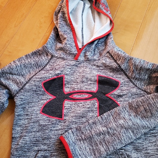 UNDER ARMOUR(アンダーアーマー)のアンダーアーマー　トレーナー キッズ/ベビー/マタニティのキッズ服男の子用(90cm~)(Tシャツ/カットソー)の商品写真