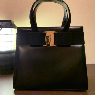 サルヴァトーレフェラガモ(Salvatore Ferragamo)のフェラガモ２WAYショルダーバッグ ヴァラ ブラック レザー(ハンドバッグ)