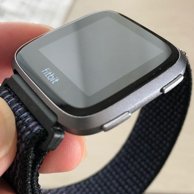 Fitbit versa （auction6409様専用） スマホ/家電/カメラのスマホ/家電/カメラ その他(その他)の商品写真