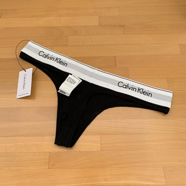 Calvin Klein(カルバンクライン)のCalvin Klein カルバンクライン Thong Tバック S ブラック レディースの下着/アンダーウェア(ショーツ)の商品写真