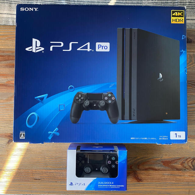 PlayStation4(プレイステーション4)のPlayStation 4 Pro ジェット・ブラック 1TB　コントローラ２個 エンタメ/ホビーのゲームソフト/ゲーム機本体(家庭用ゲーム機本体)の商品写真