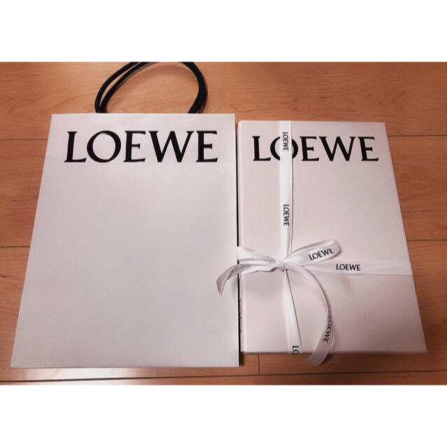 LOEWE(ロエベ)の【新品未使用　プレゼント使用】LOEWE アナグラム  マフラー　ベージュ レディースのファッション小物(マフラー/ショール)の商品写真