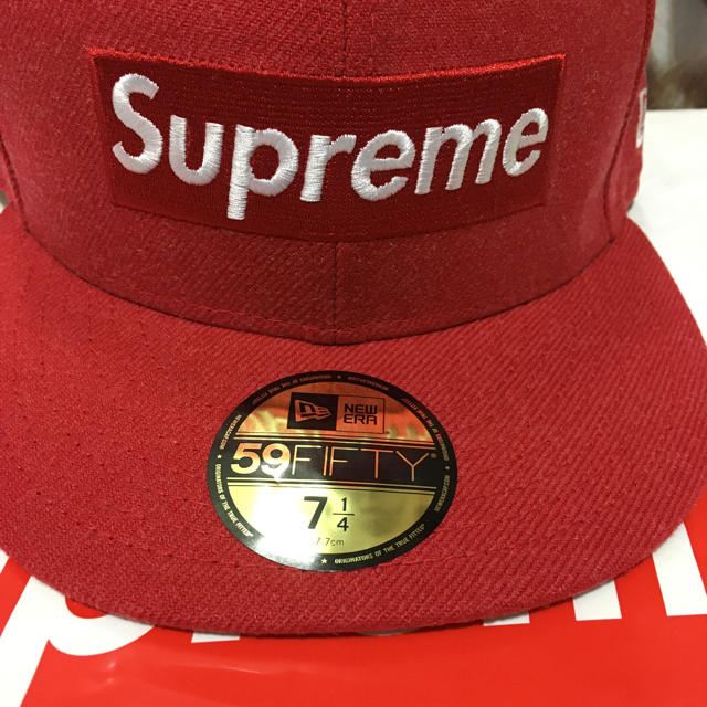 Supreme(シュプリーム)のsupreme シュプリーム ニューエラ ボックスロゴ 赤 7 1/4 キャップ メンズの帽子(キャップ)の商品写真