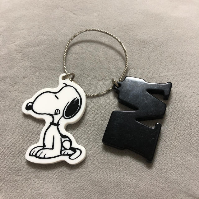 SNOOPY(スヌーピー)のスヌーピーミュージアム　限定イニシャルキーホルダー エンタメ/ホビーのおもちゃ/ぬいぐるみ(キャラクターグッズ)の商品写真