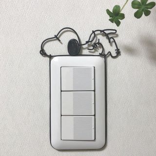 スヌーピー(SNOOPY)のハンドメイド　スヌーピー　ワイヤークラフト　スイッチカバー(インテリア雑貨)