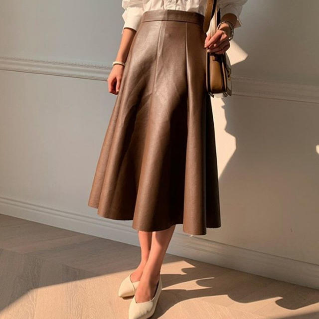 ZARA(ザラ)の新品　フェイクレザーハイウエストフレアスカート レディースのスカート(ひざ丈スカート)の商品写真