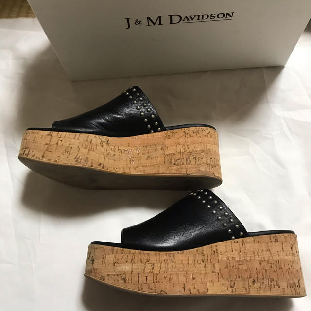 J&M DAVIDSON(ジェイアンドエムデヴィッドソン)のJ&M DAVIDSON スタッズサンダル レディースの靴/シューズ(サンダル)の商品写真