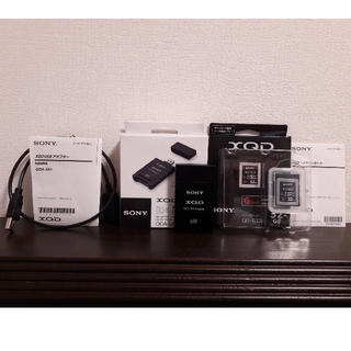 ソニー(SONY)の新品同様  SONY XQD 32GB と USBカードリーダー(その他)