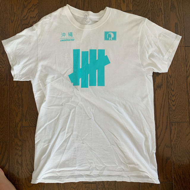 UNDEFEATED(アンディフィーテッド)の【UNDEFEATED】沖縄限定　Tシャツ メンズのトップス(Tシャツ/カットソー(半袖/袖なし))の商品写真