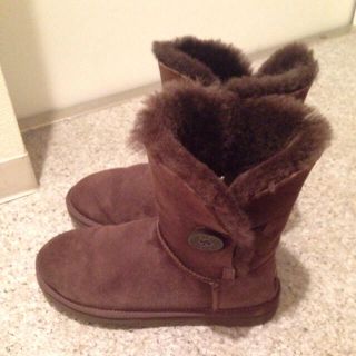 アグ(UGG)のUGGボタン付きブーツ(ブーツ)