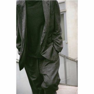 コモリ(COMOLI)のCOMOLI ウールシルク テーパードパンツ size2(スラックス)