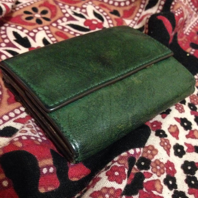 モスグリーンの本革コンパクト財布 レディースのファッション小物(財布)の商品写真