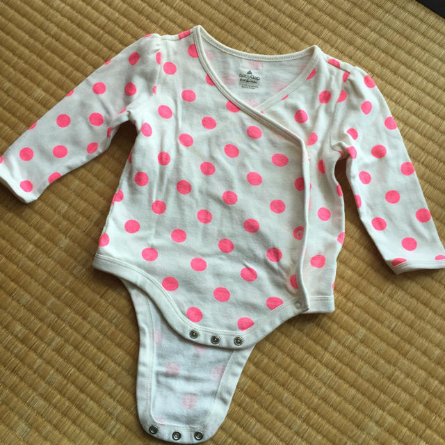 babyGAP(ベビーギャップ)の水玉肌着70 キッズ/ベビー/マタニティのベビー服(~85cm)(肌着/下着)の商品写真